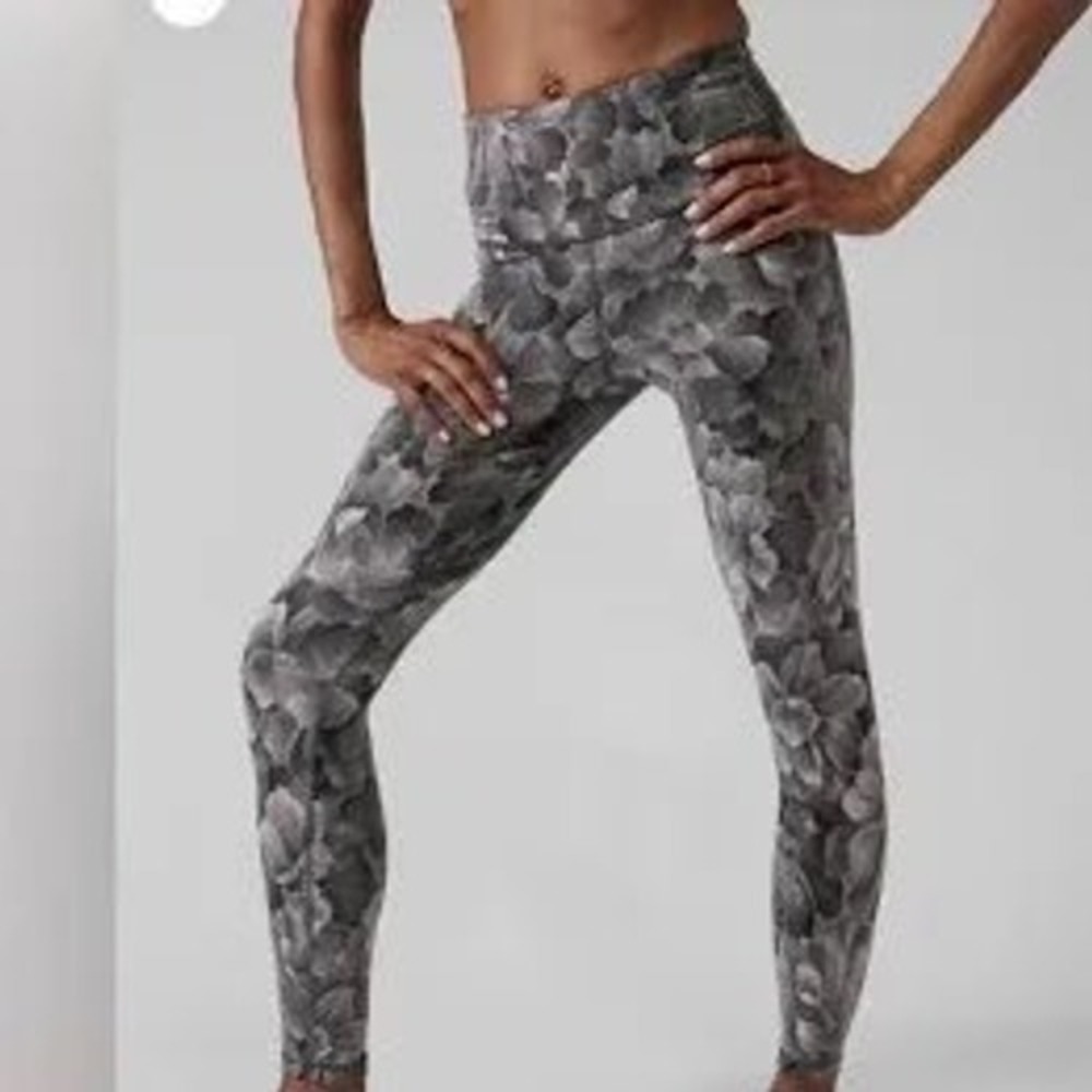 Athleta Elation Chakra Floral Black Sea Salt Textured Legging Small Pet 530635
